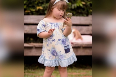 Mini-influenciadora digital com síndrome de Down faz sucesso nas redes sociais