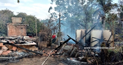 Incêndio às margens da rodovia do Contorno atinge chácara e destrói casas