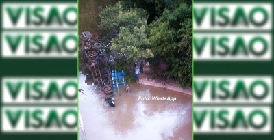 Caminhão cai de ponte em rio, mata motorista e fere ajudantes