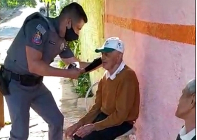 PM colocando máscara em idosos viraliza nas redes sociais