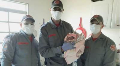Bombeiros comemoram seu dia realizando parto numa casa em Marília