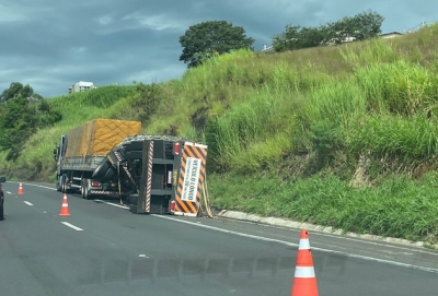Mais um acidente! Carreta tomba na rodovia do Contorno 