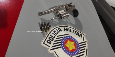 Dupla que iria entregar arma à criminosos é presa pela PM