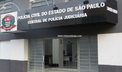 Assaltada, mulher dá uma de detetive, encontra criminosos e só depois avisa polícia