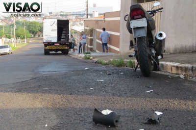 Acidente entre moto e caminhão quase vira tragédia
