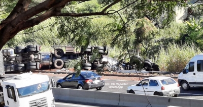 Carreta tomba na rodovia do Contorno em Marília