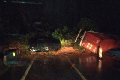 Deslizamento de terra interdita BR-376 em Guaratuba; caminhões e carros foram atingidos