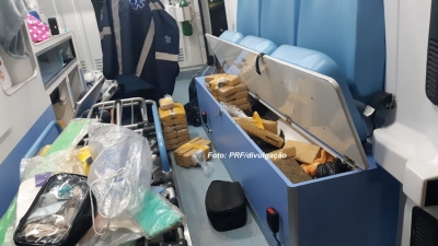 PRF apreende maconha em ambulância e prende 
