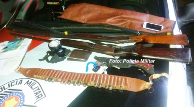 Motorista embriagado e com espingardas é preso pela PM