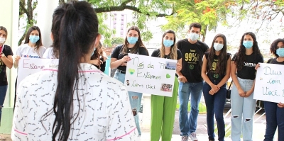 Estudante diagnosticada com leucemia recebe homenagem de amigos da faculdade