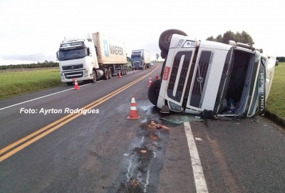 Carreta com 10 t. de carne tomba na BR-153