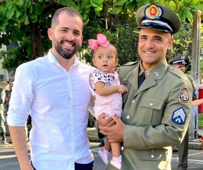 Sargento gay da PM consegue licença-paternidade inédita de 6 meses para cuidar de filha