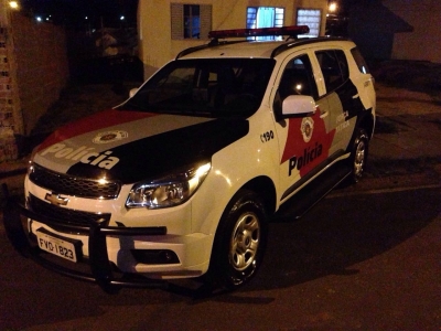 Homem é preso com drogas e reconhecido por assalto