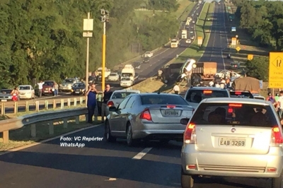 Engavetamento em rodovia na região envolve 16 veículos e faz várias vítimas