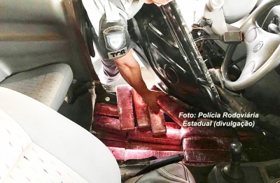 Mulher dirige carro com 78 tabletes de maconha no assoalho