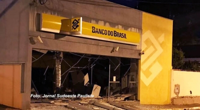 Quadrilha explode agências bancárias na região