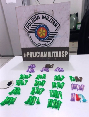 Dupla é presa com mais de 200 porções de drogas