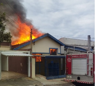 Incêndio destrói casa na zona oeste de Marília