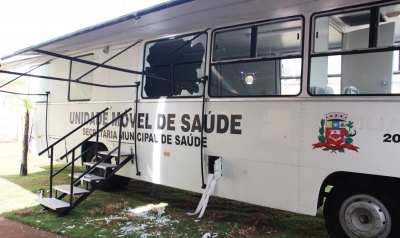 Encapuzados depredam e atearam fogo no Ônibus da Saúde em Marília