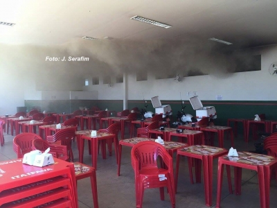 Fogo atinge depósito de pizzaria