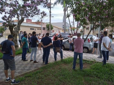 Comerciantes fazem protesto frente ao Paço Municipal de Garça 