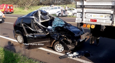 Carro lotado com maconha se envolve em acidente e casal é preso
