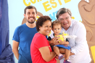 Alunos da rede municipal de ensino recebem kits escolares 