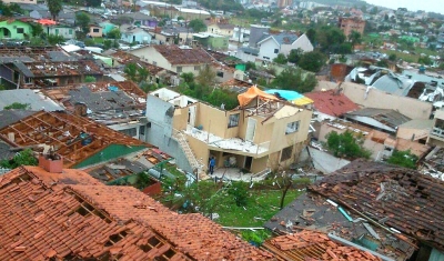 Tornado deixa dois mortos em Santa Catarina