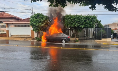 Bombeiros controlam chamas de carro que pegou fogo no centro de Tupã
