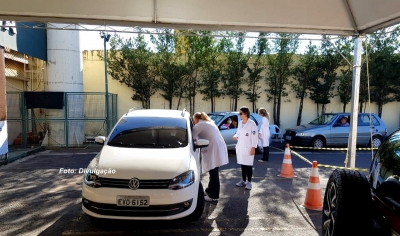 Saúde faz vacinação para idosos contra gripe no sistema “drive-thru”