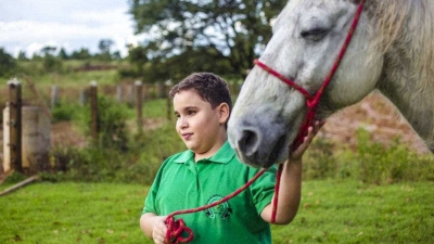 Menino deficiente visual compete e treina com cavalo que também não enxerga