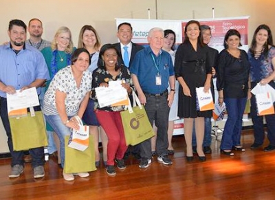 Alunos da ETEC Antônio Devisate recebem prêmio na Feira Tecnológica