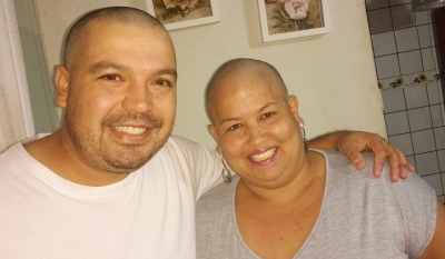Mulher luta contra o câncer. Nas redes sociais, população posta fotos com lenço em solidariedade