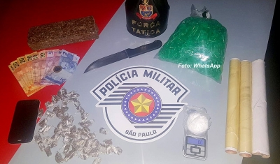 Sentado em frente de casa, homem é preso pela PM com drogas 