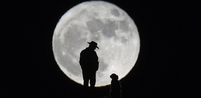 Noite desta terça terá superlua e chuva de meteoros 