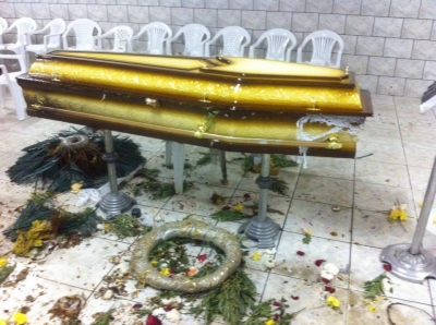 Dupla invade velório, atira e ateia fogo ao caixão