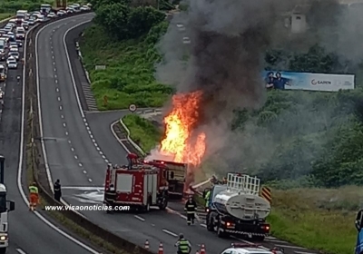 Carreta pega fogo na rodovia do Contorno em Marília