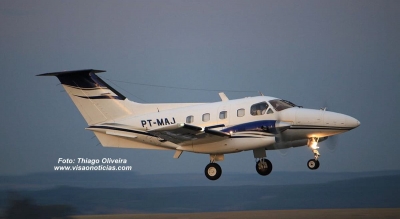 Avião de dupla sertaneja tem vazamento de óleo e faz pouso em Marília