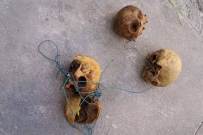 Homem é preso carregando crânios humanos amarrados em uma corda de varal