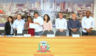Prefeito Daniel Alonso assina portaria e entrega certificado a 15 servidores que se aposentaram