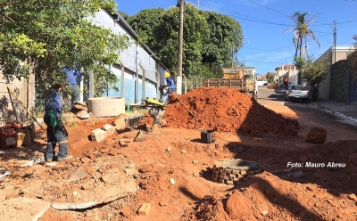 DAEM troca rede de esgoto e resolve problema de 20 anos na zona leste