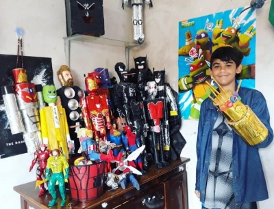 Adolescente apaixonado por super-heróis, usa materiais reciclados para fazer bonecos