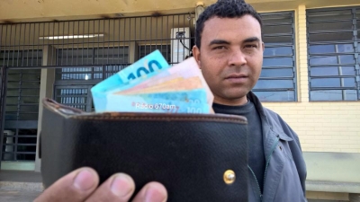 Desempregado devolve carteira com R$ 1 mil