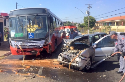 Carro fica destruído após colisão com ônibus