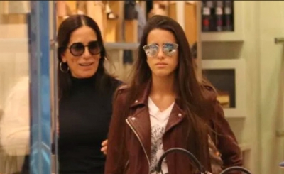 Gloria Pires e a filha Ana Morais fazem tatuagens iguais