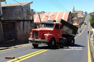 Carreta atinge poste e casa, interdita via expressa e deixa Pompeia sem energia