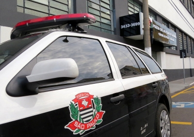 Criminosos causam danos e furtam estacionamento do centro