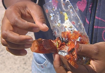 Crianças e mãe passal mal após comerem chocolate entregue em casa