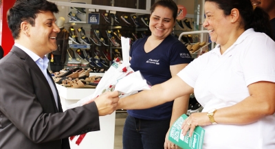 Dia das Mães: Unimed e ACIM distribuem flores nos corredores comerciais