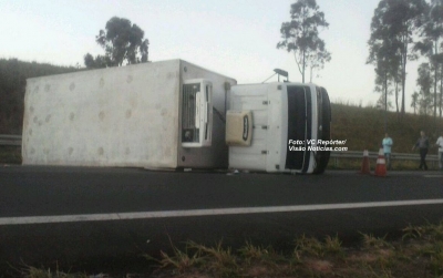 Mais um caminhão com frango tomba na rodovia. Carga só deve ser retirada amanhã